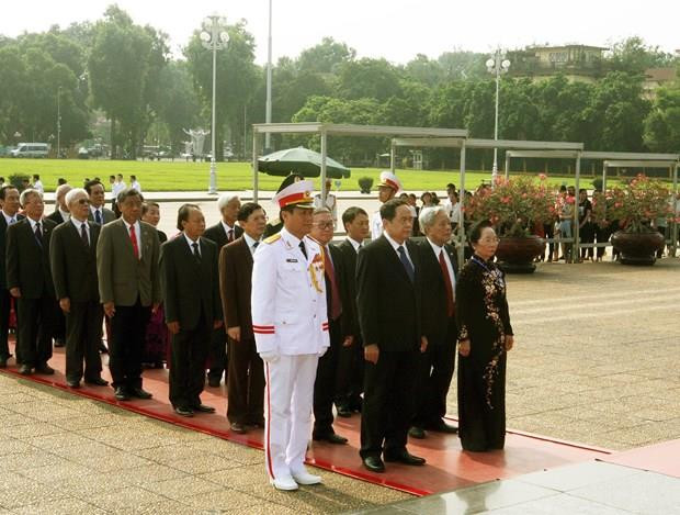 Delegación de Frente de la Patria de Vietnam rinde tributo al Presidente Ho Chi Minh ảnh 1  Delegación de Frente de la Patria de Vietnam rinde tributo al Presidente Ho Chi Minh ảnh 1