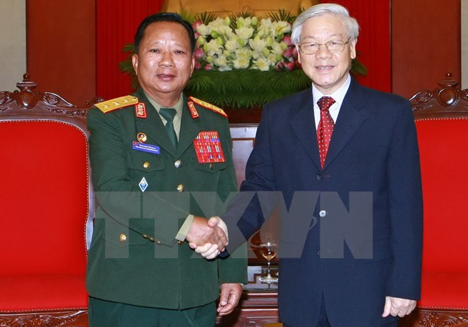 Dirigentes de Vietnam reciben al ministro de Defensa de Laos ảnh 1 Dirigentes de Vietnam reciben al ministro de Defensa de Laos ảnh 1