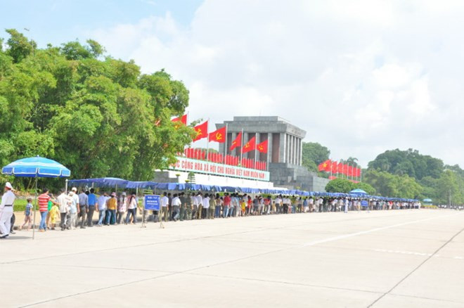 Miles visitantes rinden tributo a Ho Chi Minh en Día de Reunificación Nacional ảnh 1