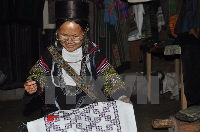 Minorías étnicas hacen fortuna con oficio tradicional de tejido de brocado ảnh 1 Minorías étnicas hacen fortuna con oficio tradicional de tejido de brocado ảnh 1