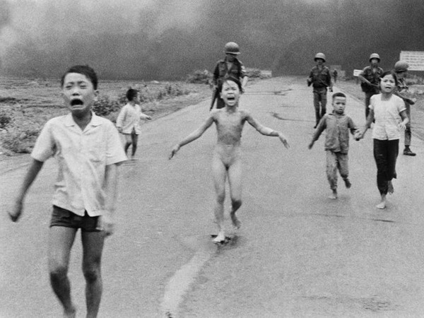 Nick Ut dona la foto “La niña del napalm” al Museo de la Mujer de Vietnam ảnh 1 Nick Ut dona la foto “La niña del napalm” al Museo de la Mujer de Vietnam ảnh 1