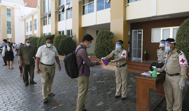 Camboya endurece las medidas de prevención ante infección local del COVID-19 ảnh 1 Camboya endurece las medidas de prevención ante infección local del COVID-19 ảnh 1