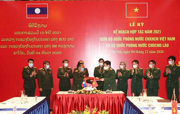 Ministerios de Defensa de Vietnam y Laos firman plan de cooperación para 2021 ảnh 1