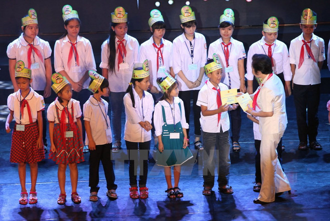 Actividades del festival otoñal brindan alegría a infantes ảnh 1 Actividades del festival otoñal brindan alegría a infantes ảnh 1