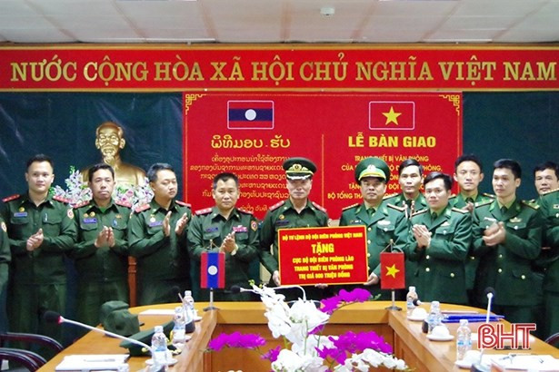 Entrega Vietnam donaciones a fuerzas guardafronteras de Laos ảnh 1 Entrega Vietnam donaciones a fuerzas guardafronteras de Laos ảnh 1
