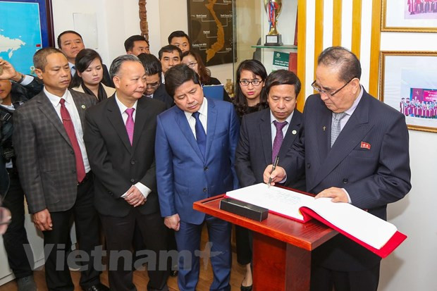 Cumple delegación partidista de Corea del Norte intensa agenda durante visita a Vietnam ảnh 2  Cumple delegación partidista de Corea del Norte intensa agenda durante visita a Vietnam ảnh 2