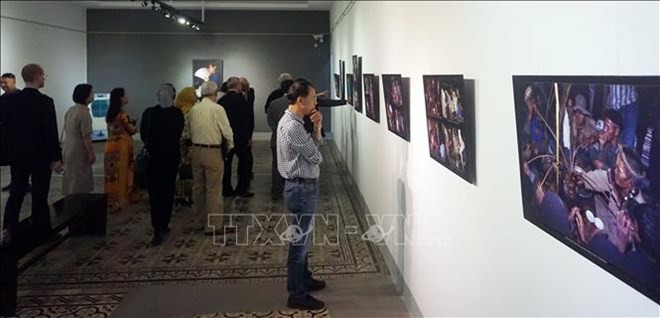 Exhiben en Vietnam fotos de científico húngaro sobre la etnia Bru – Van Kieu ảnh 1 Exhiben en Vietnam fotos de científico húngaro sobre la etnia Bru – Van Kieu ảnh 1