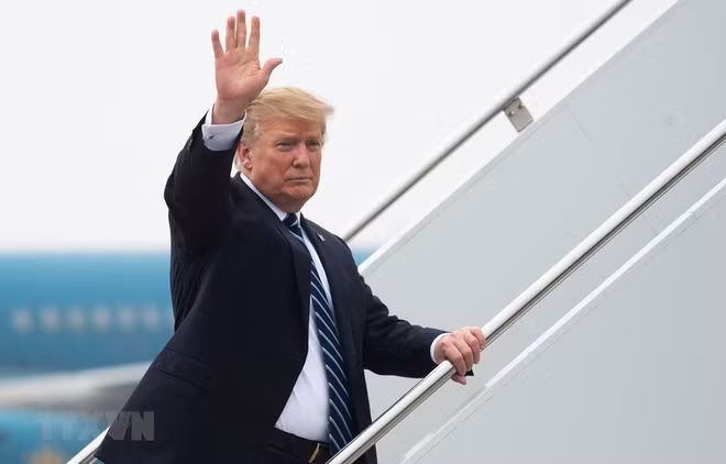 Trump parte de Hanoi rumbo hacia Estados Unidos ảnh 1