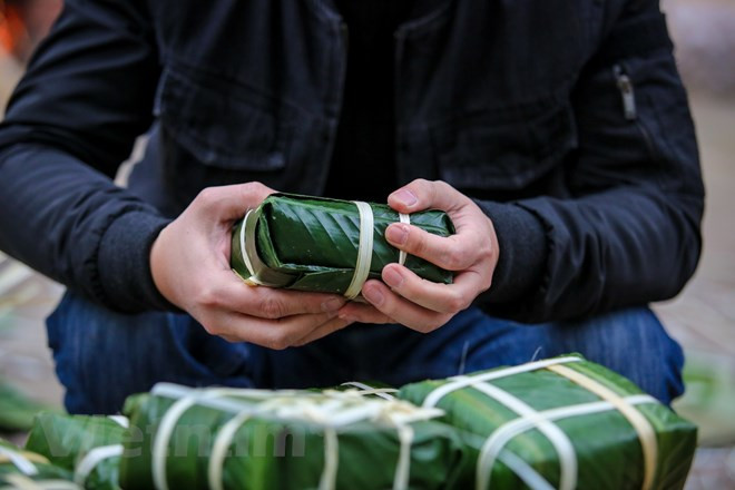 Chica joven eleva calidad de pastel tradicional vietnamita ảnh 1 Chica joven eleva calidad de pastel tradicional vietnamita ảnh 1