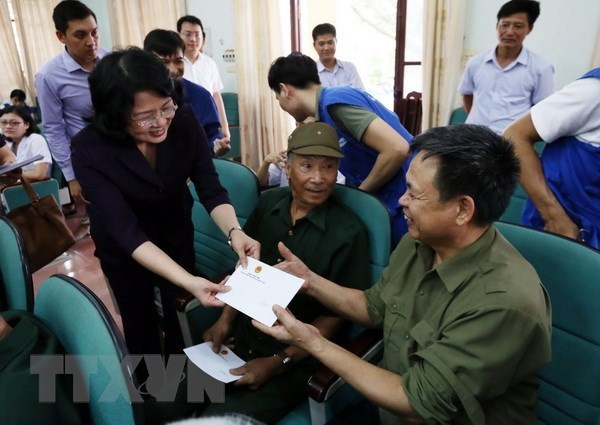 Funcionarios vietnamitas entregan regalos a inválidos y mártires de guerra ảnh 1