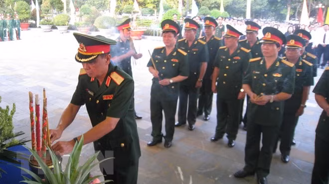 Rinden homenaje póstumo a combatientes vietnamitas caídos en Camboya ảnh 1