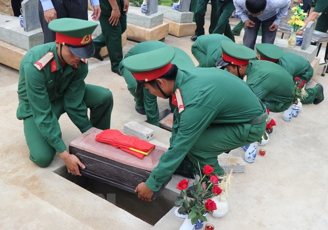 Efectúan ceremonia de enterramiento de restos de militares voluntarios vietnamitas caídos en Camboya ảnh 1 Efectúan ceremonia de enterramiento de restos de militares voluntarios vietnamitas caídos en Camboya ảnh 1