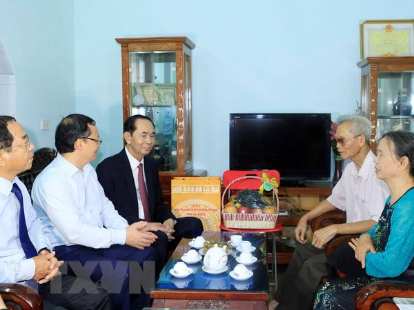 Presidente de Vietnam recuerda a los mártires en su visita a provincia de Hung Yen ảnh 1 Presidente de Vietnam recuerda a los mártires en su visita a provincia de Hung Yen ảnh 1