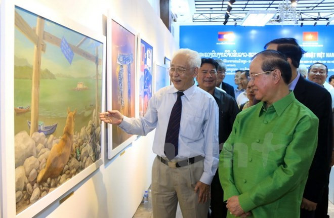 Exposición artística Vietnam – Laos en saludo a 55 aniversario de nexos bilaterales ảnh 1 Exposición artística Vietnam – Laos en saludo a 55 aniversario de nexos bilaterales ảnh 1