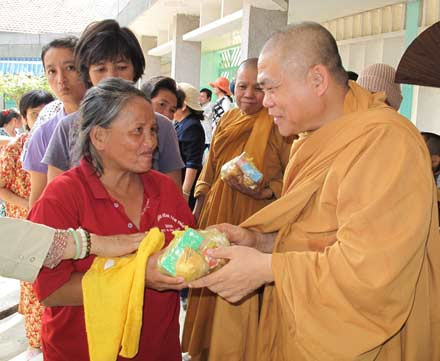 Intensifican papel del budismo en actividades sociales y caritativas en Vietnam ảnh 1 Intensifican papel del budismo en actividades sociales y caritativas en Vietnam ảnh 1