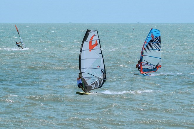 Compiten atletas de 30 países en campeonato mundial de windsurf en Vietnam ảnh 1