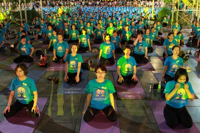Casi mil personas participan en ejercicios masivos de yoga en Da Nang ảnh 1