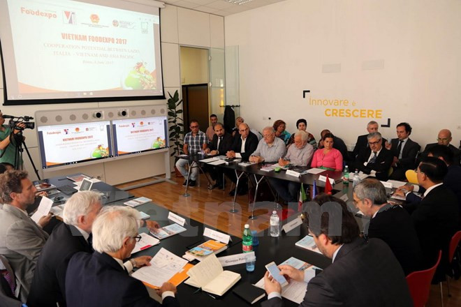 Intelectuales vietnamitas en Suiza contribuyen al desarrollo de la Patria ảnh 1