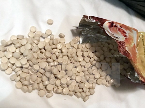 Policía de Thanh Hoa arresta a un narcotraficante con mil 200 pastillas de drogas sintéticas ảnh 1