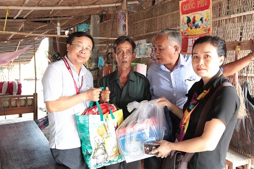 Entregan regalos a pobladores vietnamitas desfavorecidos en zonas remotas ảnh 1 Entregan regalos a pobladores vietnamitas desfavorecidos en zonas remotas ảnh 1