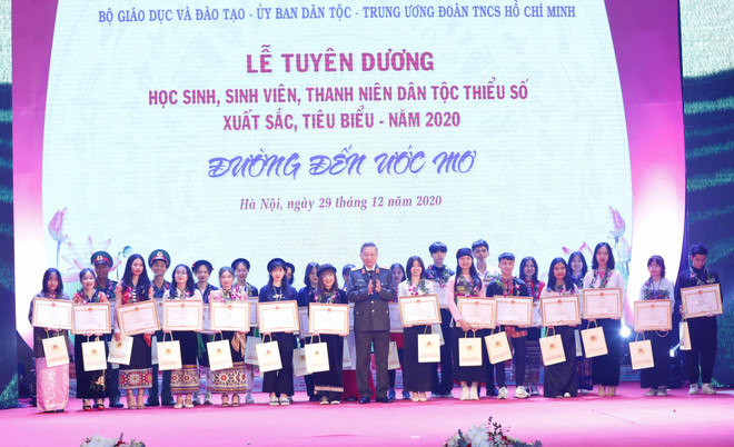 Reconocen a jóvenes más brillantes de etnias minoritarias de Vietnam ảnh 1 Reconocen a jóvenes más brillantes de etnias minoritarias de Vietnam ảnh 1