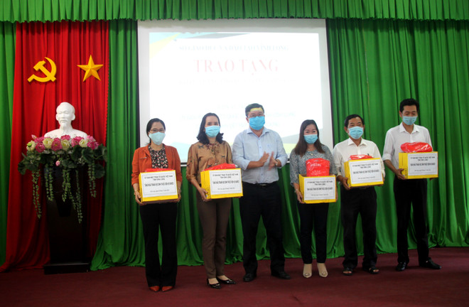 Provincia vietnamita entrega mascarillas a alumnos pobres ảnh 1 Provincia vietnamita entrega mascarillas a alumnos pobres ảnh 1