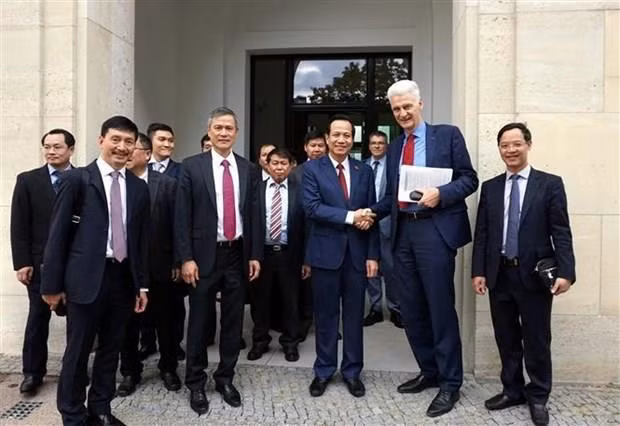 Vietnam estudia sistema de formación profesional dual de Alemania ảnh 1