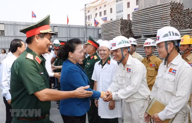 Continúa presidenta parlamentaria vietnamita visita a Laos ảnh 1