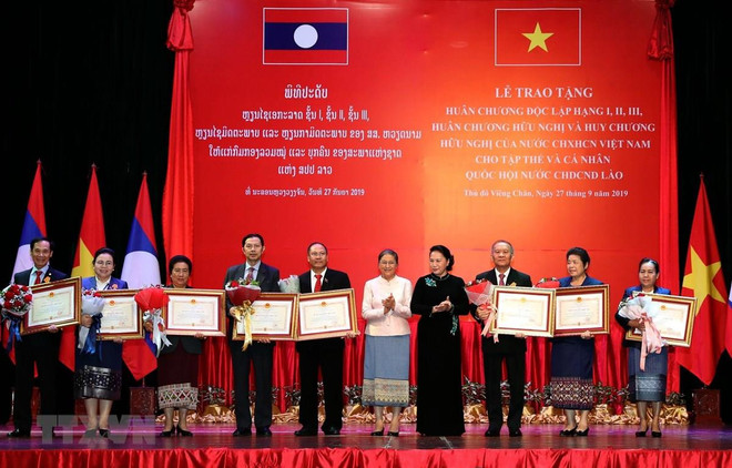 Vietnam honra al personal del Parlamento laosiano por aportes a lazos bilaterales ảnh 1 Vietnam honra al personal del Parlamento laosiano por aportes a lazos bilaterales ảnh 1