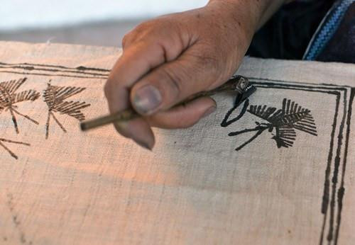 Conservan la fabricación del instrumento para pintar telas de etnia Mong ảnh 1  Conservan la fabricación del instrumento para pintar telas de etnia Mong ảnh 1