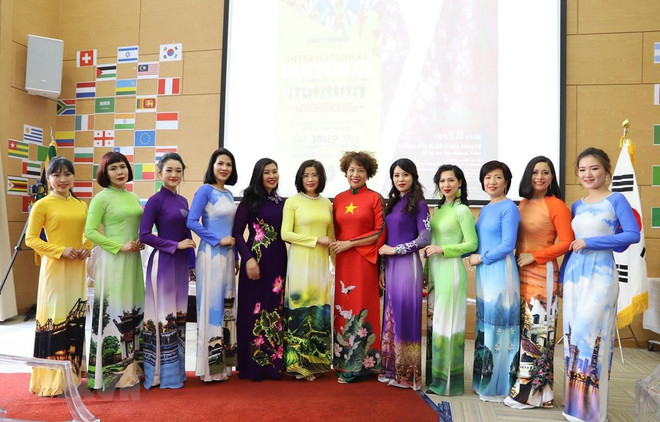 Impresiona desfile de Ao Dai de Vietnam al público internacional ảnh 1 Impresiona desfile de Ao Dai de Vietnam al público internacional ảnh 1