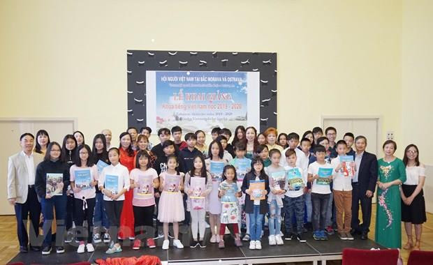 Inauguran curso gratuito de idioma vietnamita en la República Checa ảnh 1 Inauguran curso gratuito de idioma vietnamita en la República Checa ảnh 1