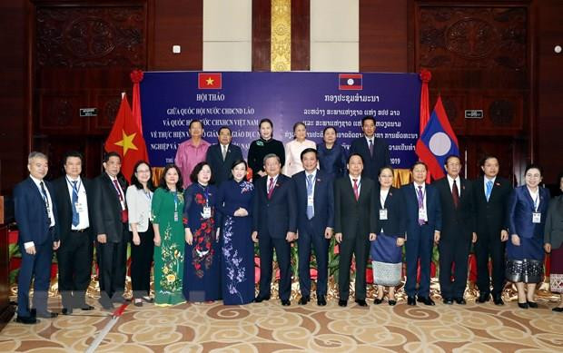 La presidenta de la Asamblea Nacional de Vietnam, Nguyen Thi Kim Ngan, y su homóloga laosiana, Pany Yathotou, copresiden los dos seminarios. (Fuente: VNA) Intercambian Parlamentos de Vietnam y Laos experiencias ảnh 1