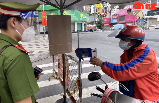 Ciudad Ho Chi Minh instala cámaras de códigos QR para prevenir el COVID-19 ảnh 1