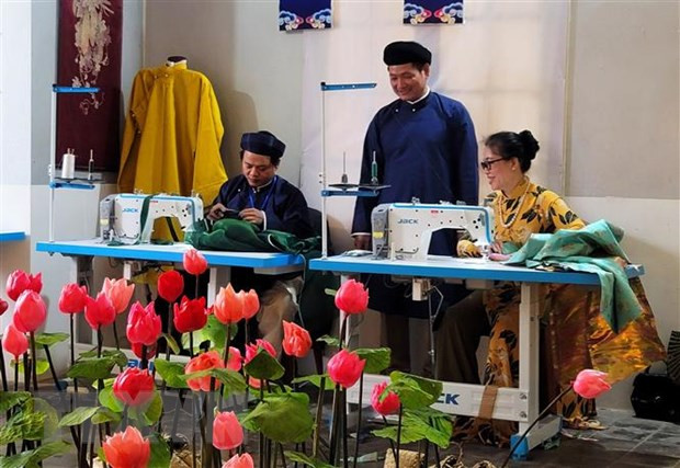 Honran valores de Ao Dai y de Gastronomía de Ciudad Imperial de Hue ảnh 1 Honran valores de Ao Dai y de Gastronomía de Ciudad Imperial de Hue ảnh 1