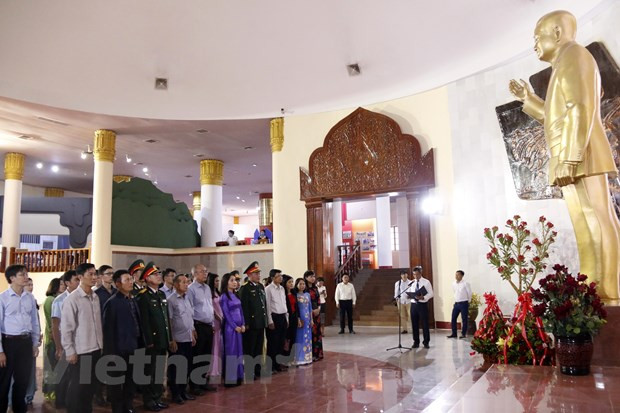 Diplomáticos vietnamitas rinden tributo al extinto presidente laosiano Kaysone Phomvihane ảnh 1 Diplomáticos vietnamitas rinden tributo al extinto presidente laosiano Kaysone Phomvihane ảnh 1