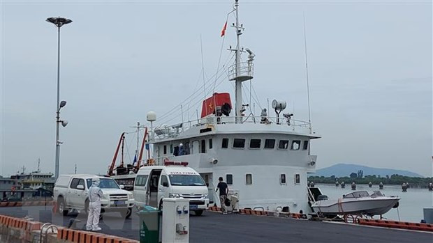 Trasladan a parte continental a marineros accidentados en aguas vietnamitas ảnh 1