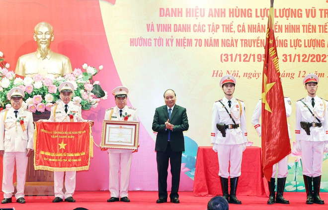 Recibe unidad policíaca vietnamita título de Héroe de Fuerzas Armadas Populares ảnh 1