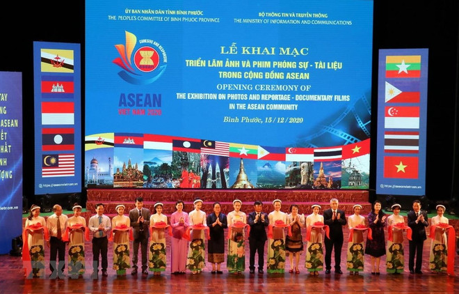 Inauguran exposición de fotos y documentales sobre la ASEAN en provincia vietnamita ảnh 1