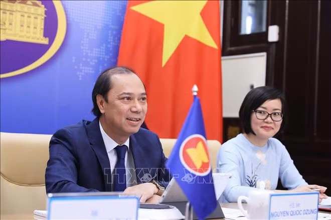 Copresiden Vietnam y China foro virtual de Asia Oriental ảnh 1