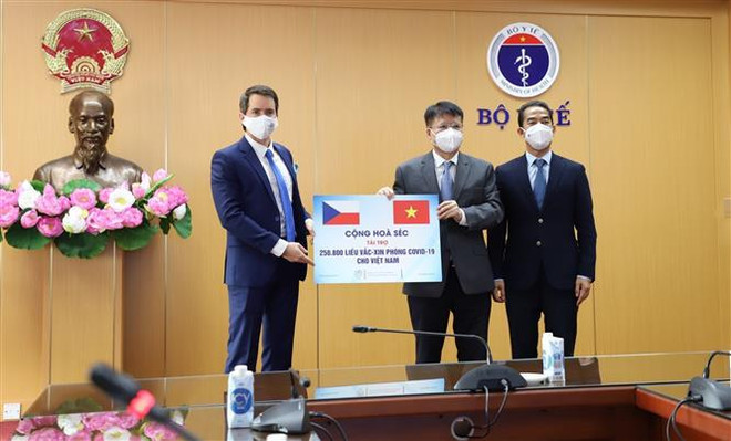Recibe Vietnam miles de dosis de vacunas donadas por la República Checa ảnh 1