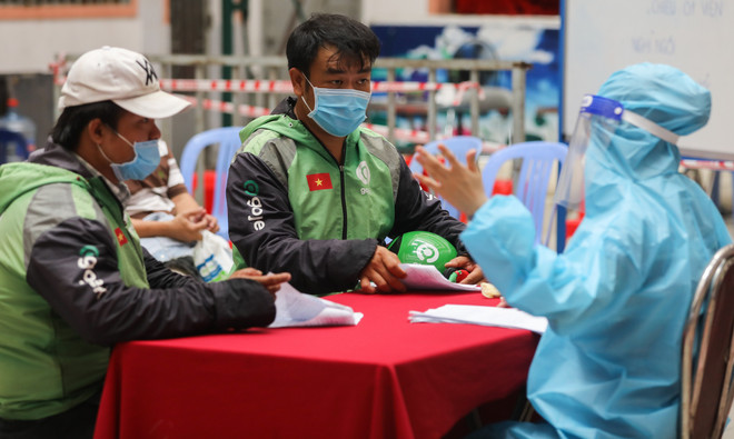 Realizan pruebas gratis de COVID-19 para repartidores en Ciudad Ho Chi Minh ảnh 1 Realizan pruebas gratis de COVID-19 para repartidores en Ciudad Ho Chi Minh ảnh 1
