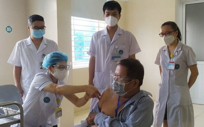 Vacunan contra COVID-19 al 23 por ciento de vietnamitas mayores de 18 años ảnh 1