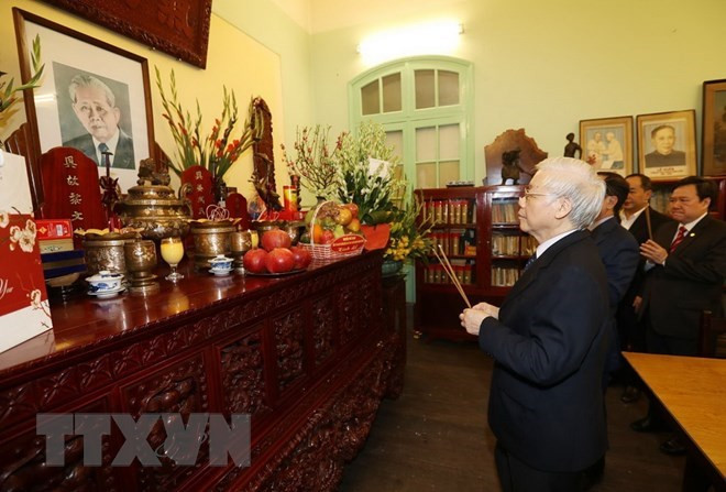 Máximo dirigente de Vietnam rinde homenaje a sus predecesores ảnh 1 Máximo dirigente de Vietnam rinde homenaje a sus predecesores ảnh 1