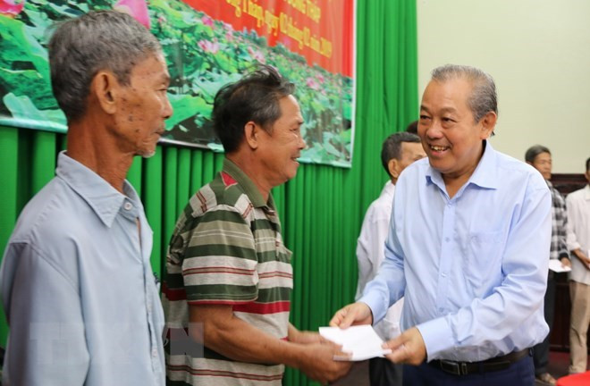 Entrega vicepremier vietnamita regalos a personas necesitadas en ocasión del Tet ảnh 1 Entrega vicepremier vietnamita regalos a personas necesitadas en ocasión del Tet ảnh 1