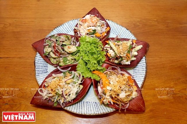 Plato de ensalada de cinco colores, típico del sur de Vietnam ảnh 1 Plato de ensalada de cinco colores, típico del sur de Vietnam ảnh 1