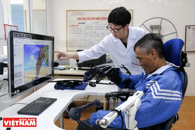 Médico japonés acompaña a los pacientes vietnamitas ảnh 1