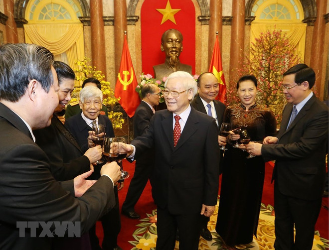 Dirigentes de Vietnam rinden homenaje al Presidente Ho Chi Minh ảnh 1 Dirigentes de Vietnam rinden homenaje al Presidente Ho Chi Minh ảnh 1
