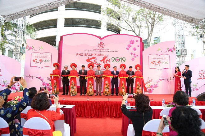 Diversas actividades se celebran en Calle de Libro en Hanoi ảnh 1 Diversas actividades se celebran en Calle de Libro en Hanoi ảnh 1