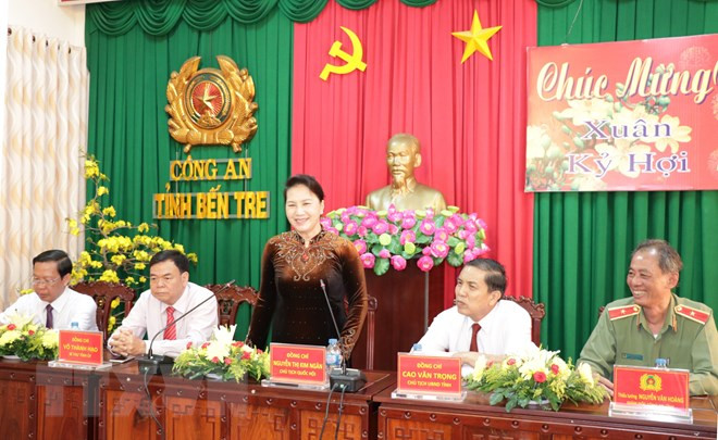 Dirigentes vietnamitas felicitan a unidades policiales y militares en ocasión del Tet ảnh 1 Dirigentes vietnamitas felicitan a unidades policiales y militares en ocasión del Tet ảnh 1